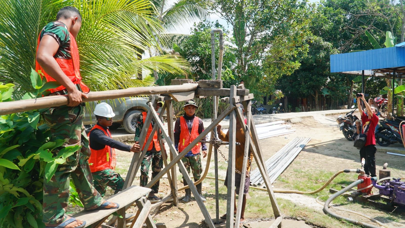 Kegiatan Pengeboran Sumur Bor Sasaran 3 Oleh Satgas TMMD Ke-129 di Desa Bandar Raya