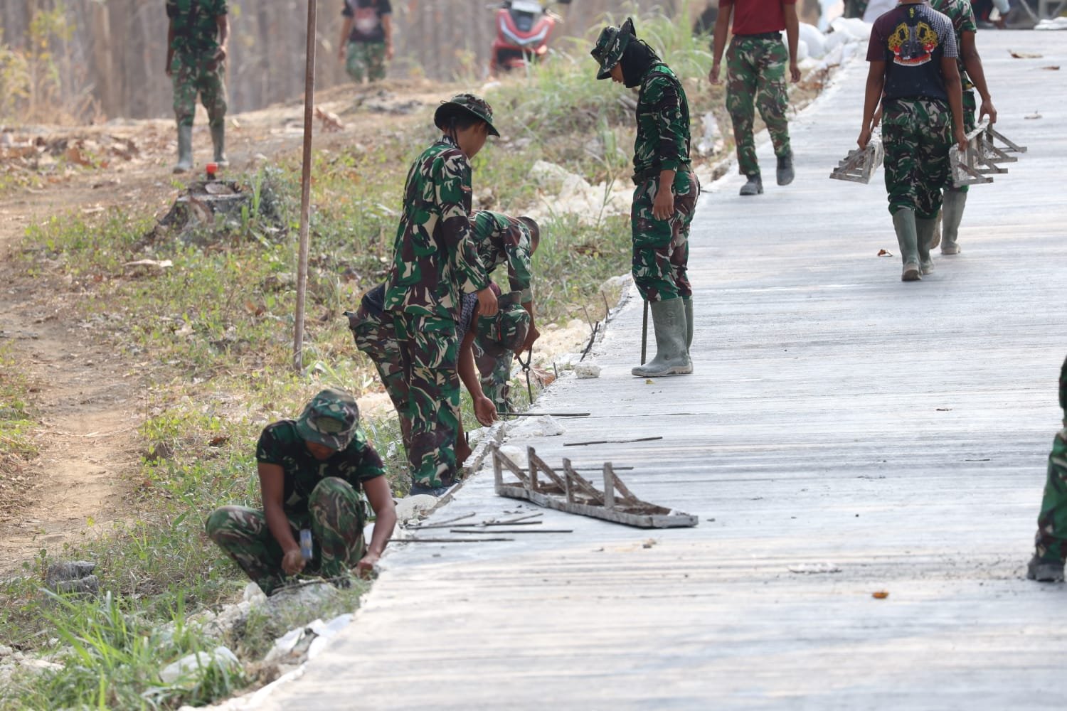 Pindah Bekisting untuk Kecepatan Pembangunan Jalan, Satgas TMMD ke-129 Kodim 0812/Lamongan