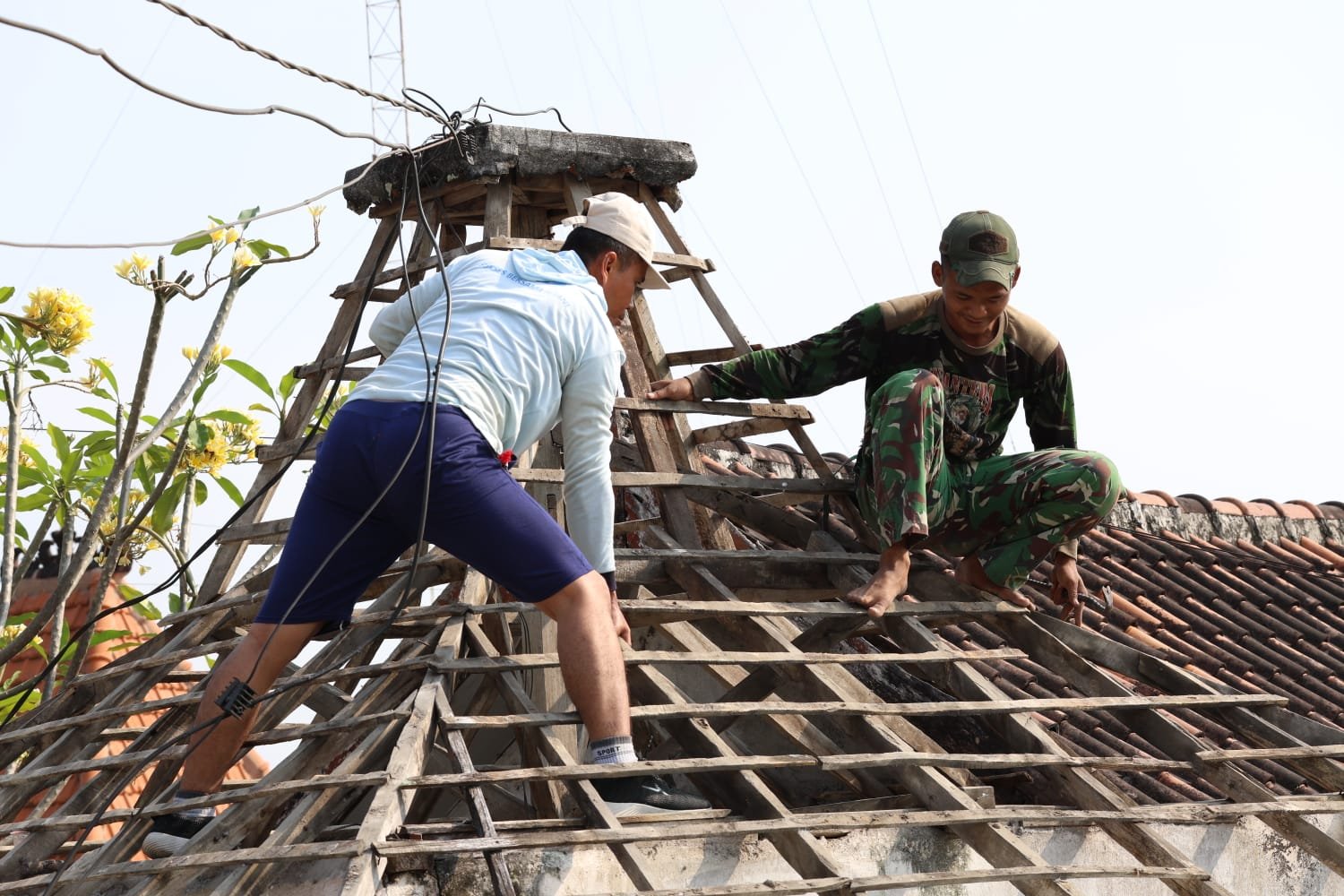 Pembangunan Ulang Pos Kamling Desa Tlemang oleh Satgas TMMD ke-129 Meningkatkan Keamanan Warga