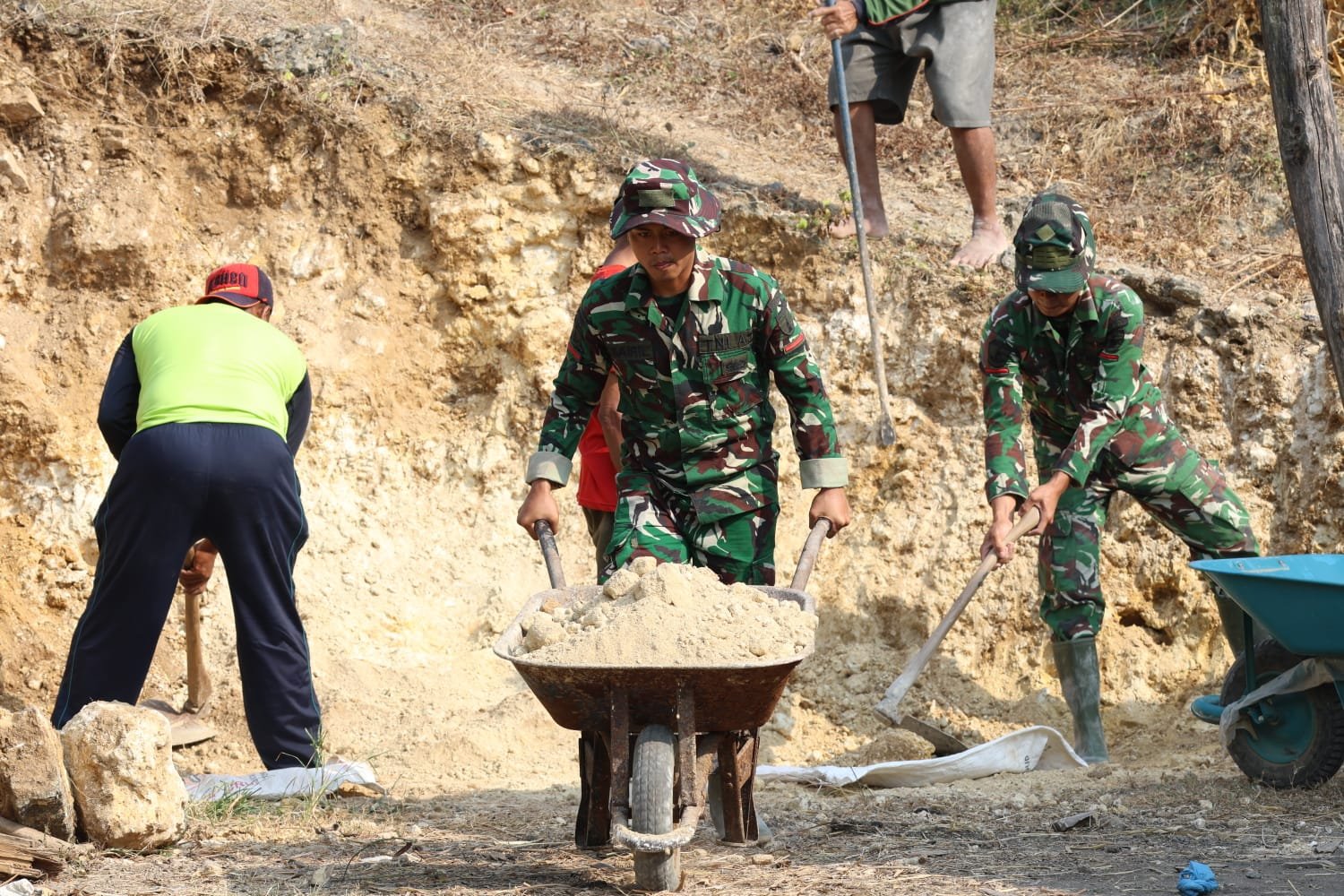 Sinergi TNI dan Warga dalam TMMD ke-129, Pengurukan Jalan Desa Tlemang dioptimalkan dengan Arko dan Karung Goni