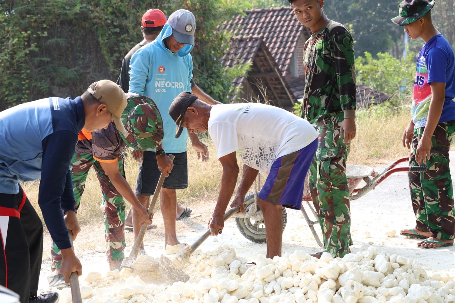 Kebersamaan Melawan Tantangan, TMMD ke-129 Kodim 0812/Lamongan Perkuat Pembangunan Desa Tlemang