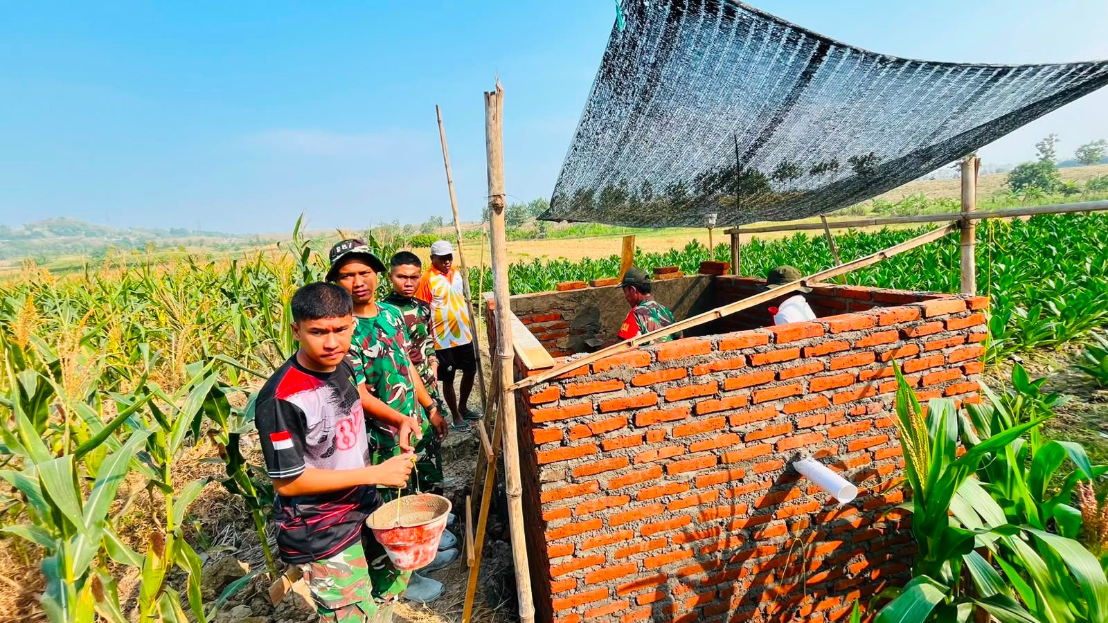 Pelaksanaan TMMD ke-129: Tandon Air Irigasi di Desa Tlemang Dukung Pertanian