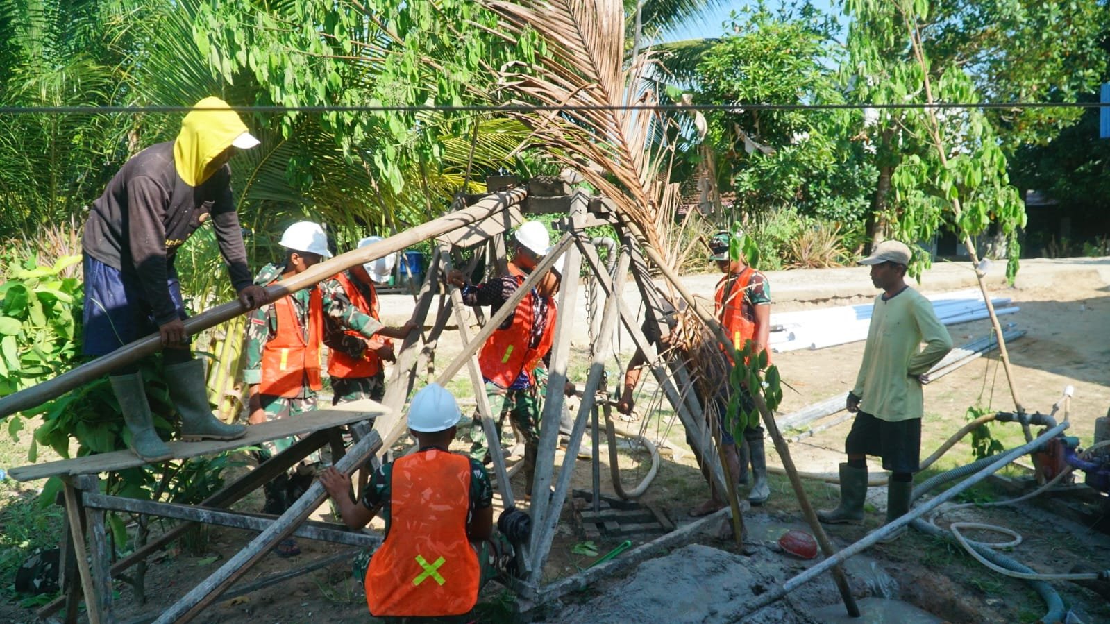 Kerjasama TNI dan Masyarakat Percepat Proyek Pengeboran di Desa Bandar Raya