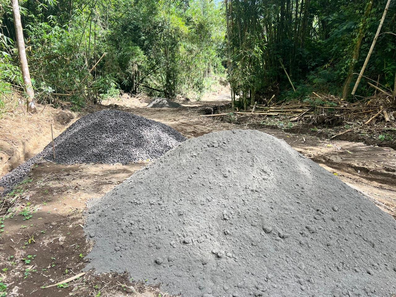 Pembangunan Rabat Beton Di Desa Sekardadi Digenjot, Satgas TMMD Ke-129 Aktifkan Pengiriman Material