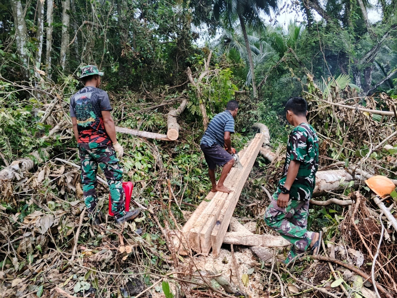 Dedikasi Satgas TMMD Ke-129 dalam Renovasi Rumah Warga di Desa Umbele