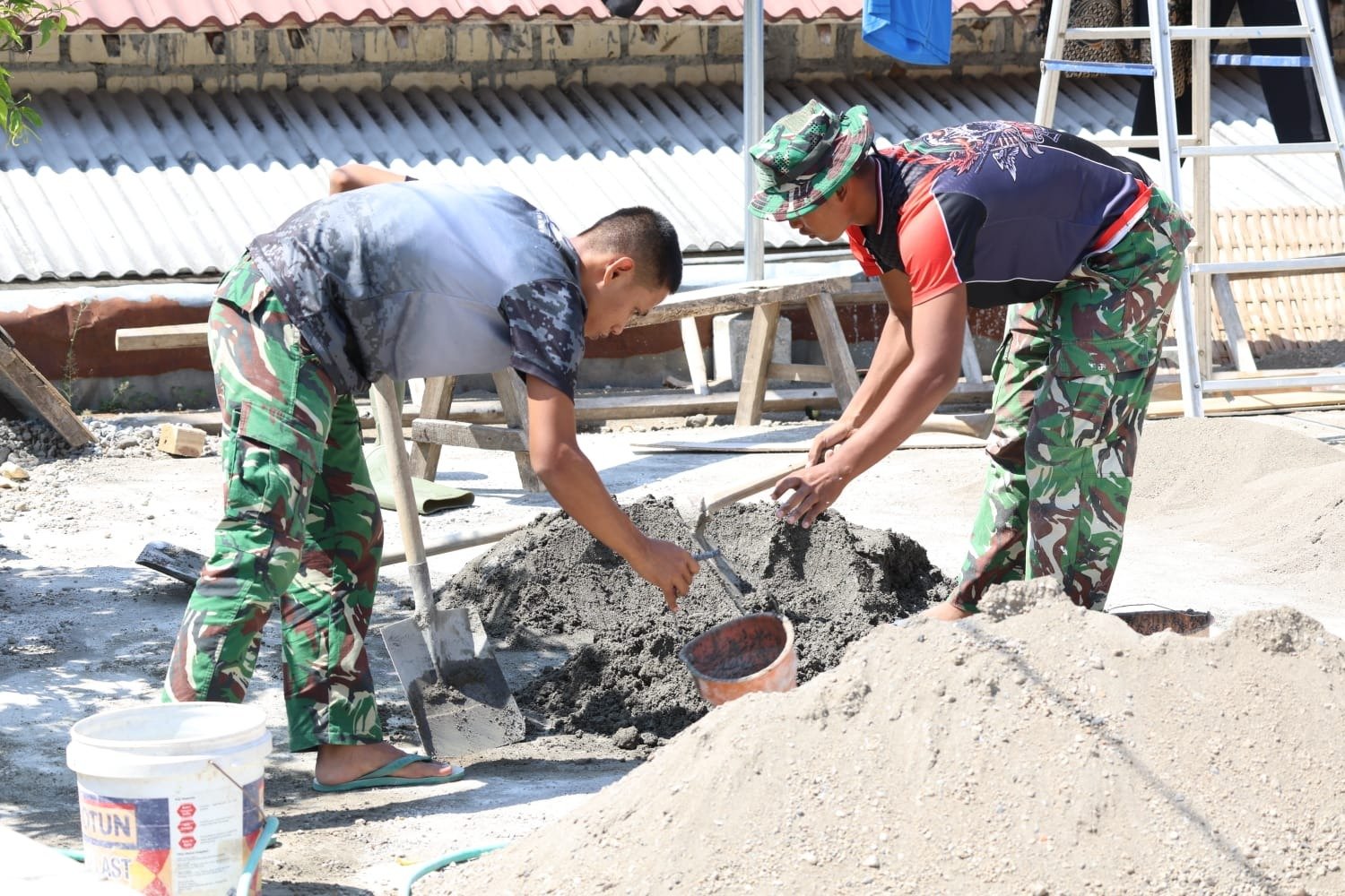 Kualitas Semen Terbaik! Satgas TMMD 129 Kodim 0812/Lamongan Siapkan Lantai Keramik Handal untuk RTLH Desa Tlemang