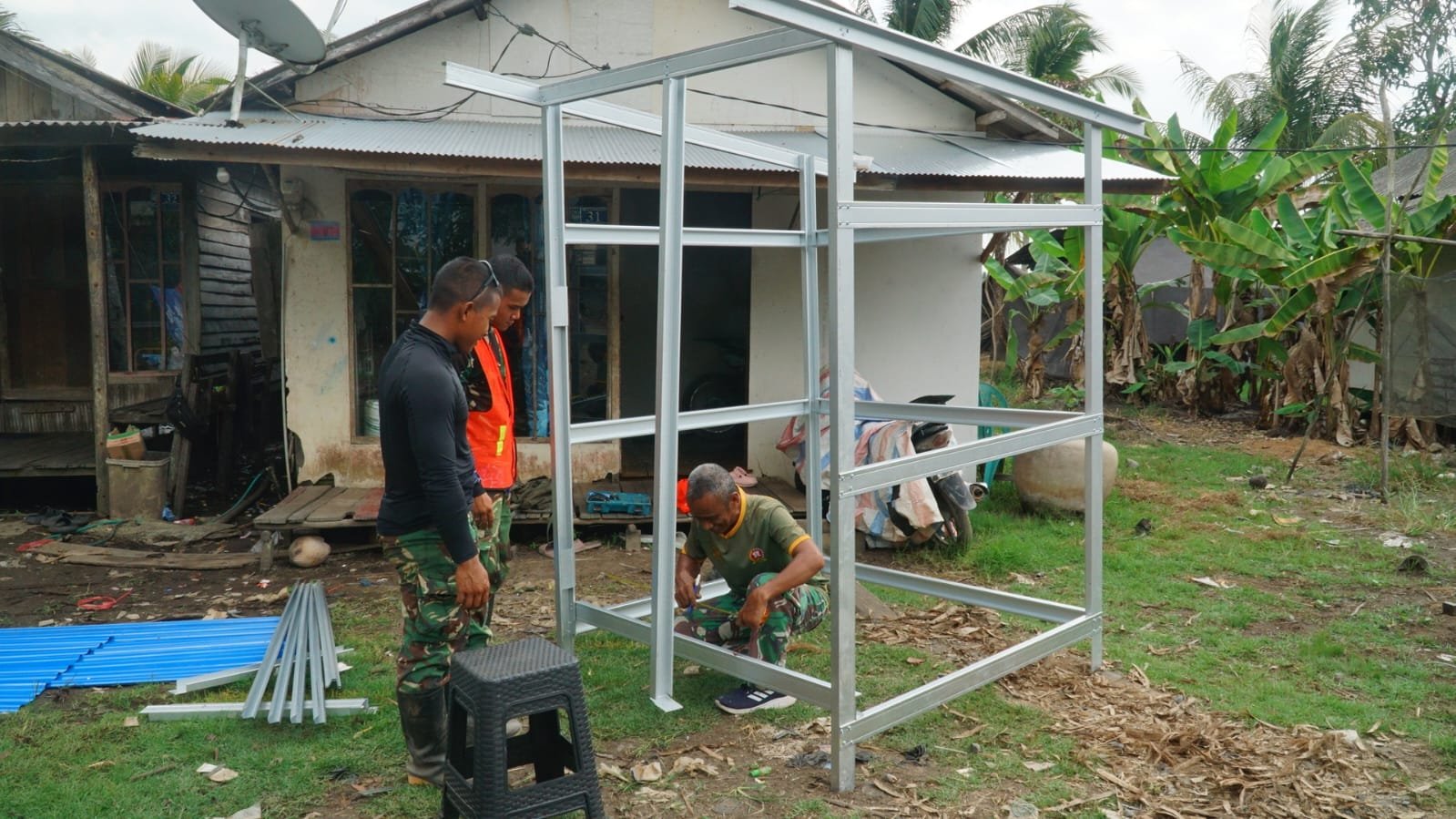 Kolaborasi Satgas TMMD dan Masyarakat Dalam Pembangunan MCK Ibu Jumiah