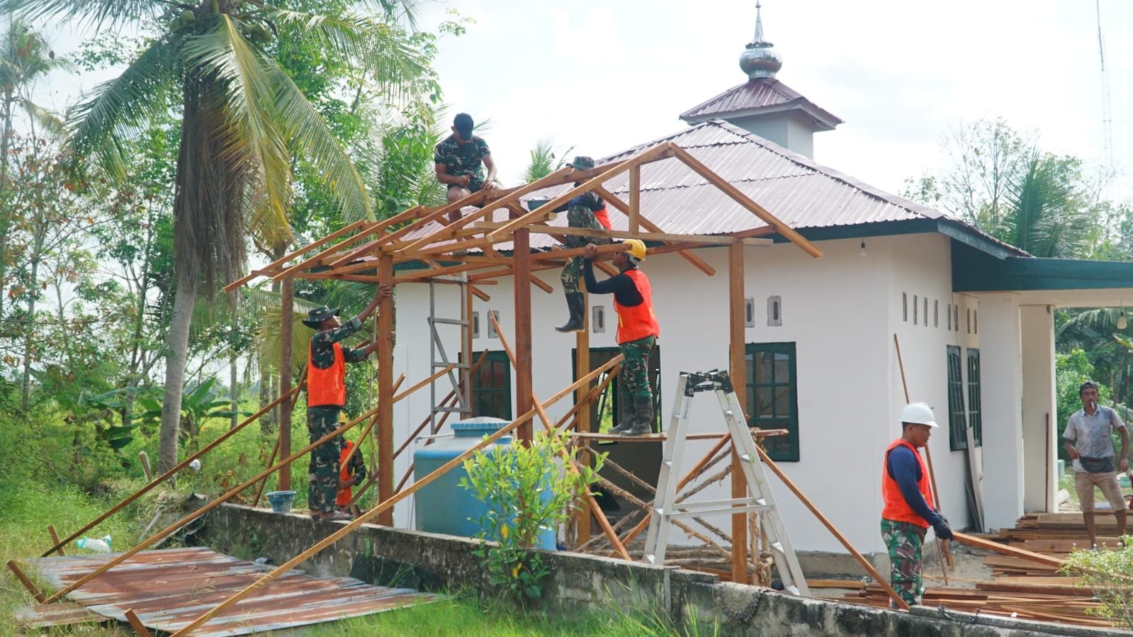 Progres Pembangunan Fasilitas Wudhu di Musholla Darul Iman oleh Satgas TMMD Ke-129