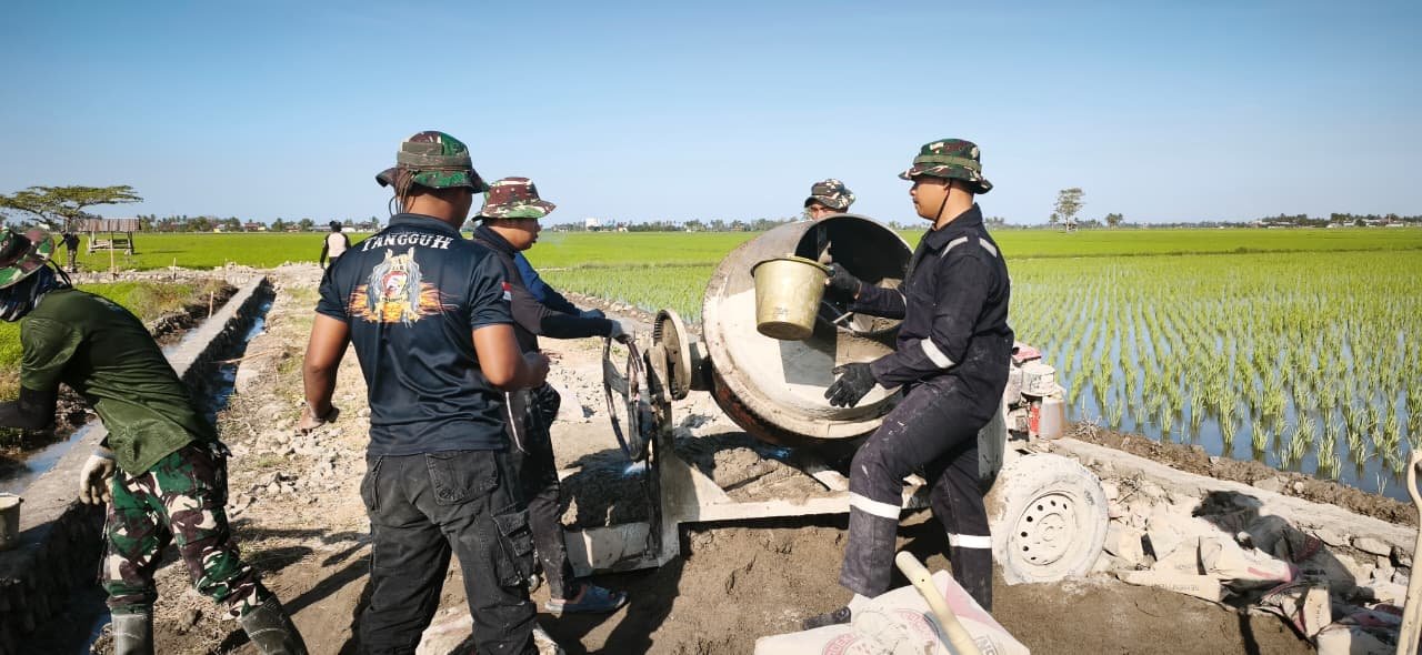 Optimalkan Pembangunan, Satgas TMMD Ke-129 Kodim 1404/Pinrang Gunakan Mesin Molen untuk Semen