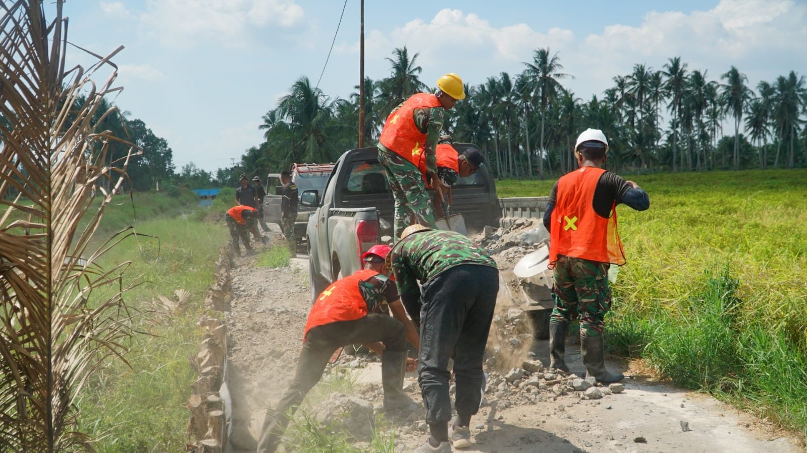 TMMD Ke-129: Membangun Jalur Penghubung untuk Masyarakat Desa