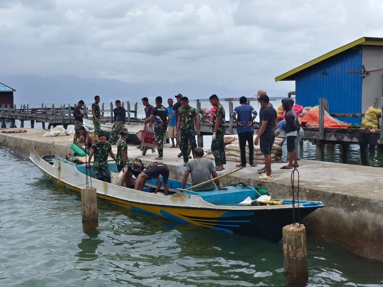 Kebersamaan dalam Program TMMD Ke-129, Warga dan Satgas Bekerja Sama Angkut Semen