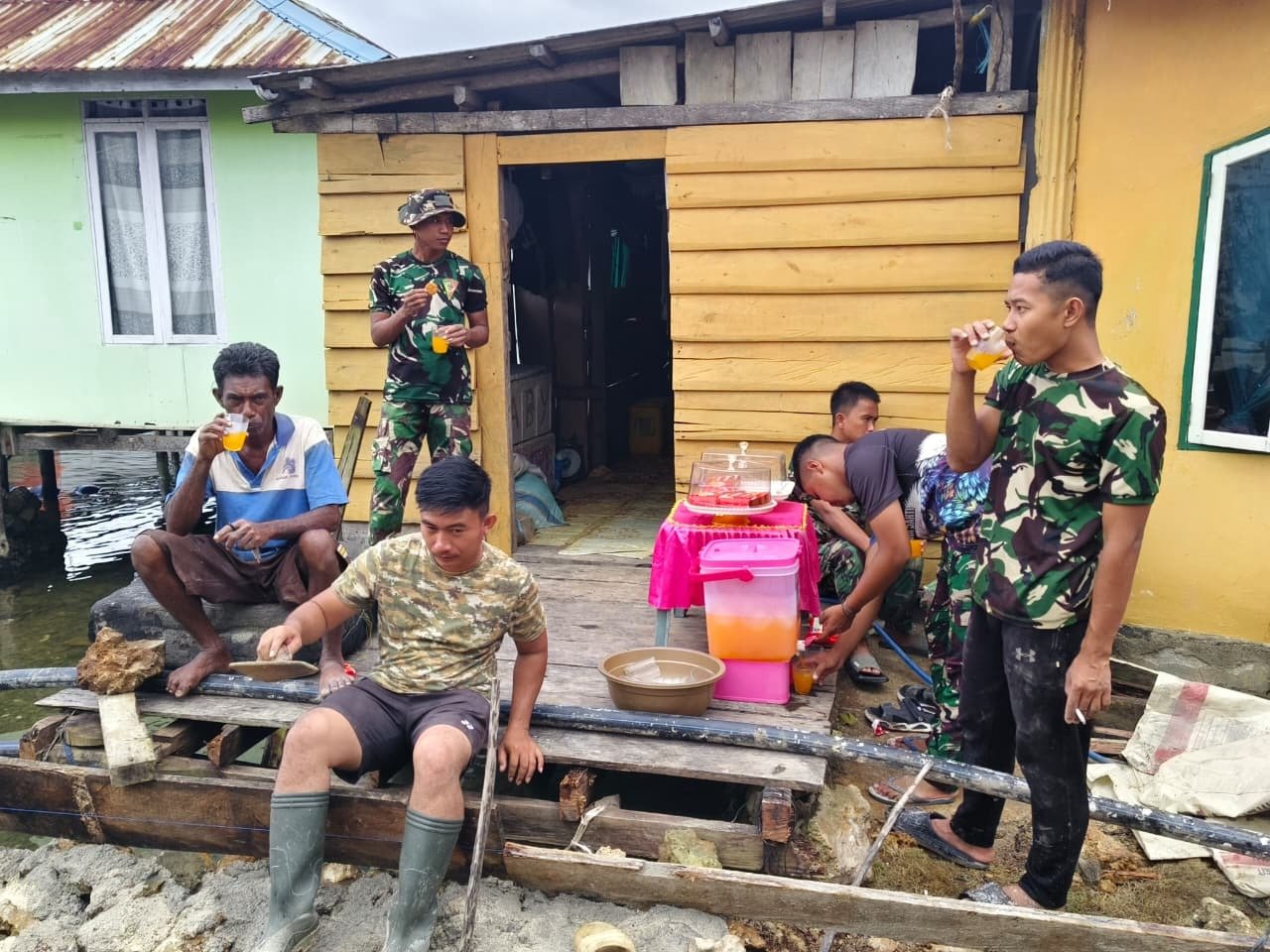 Dukungan Warga Desa Polewali untuk Satgas TMMD Melalui Sajian Minuman dan Snack