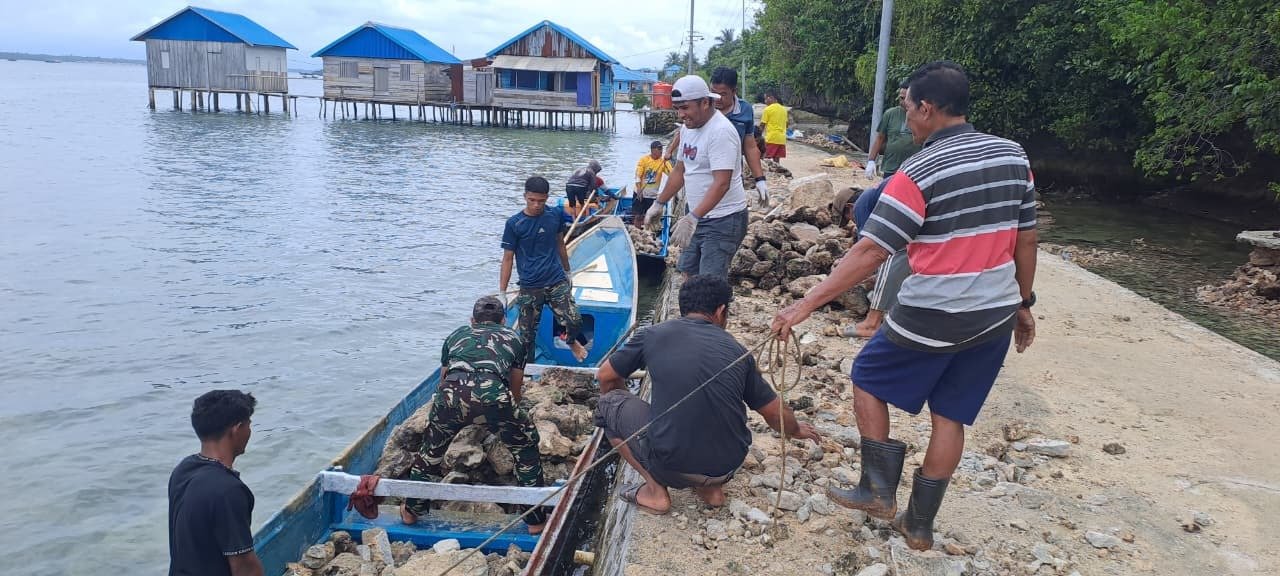 Kerja Sama Satgas TMMD Ke-129 dan Warga Percepat Pekerjaan Rabat Beton di Desa Polewali