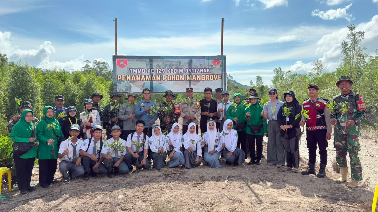 Aksi Penanaman Mangrove Bersama Masyarakat dan Mahasiswa di Sebatik Barat
