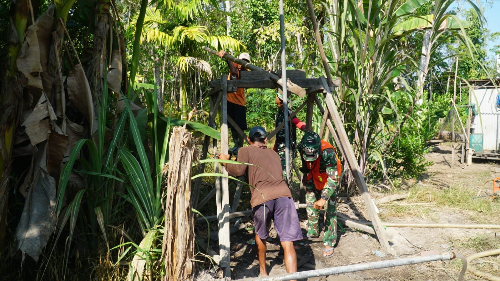 Pembangunan Sumur Bor oleh Satgas TMMD Ke-129 untuk Penyediaan Air Bersih