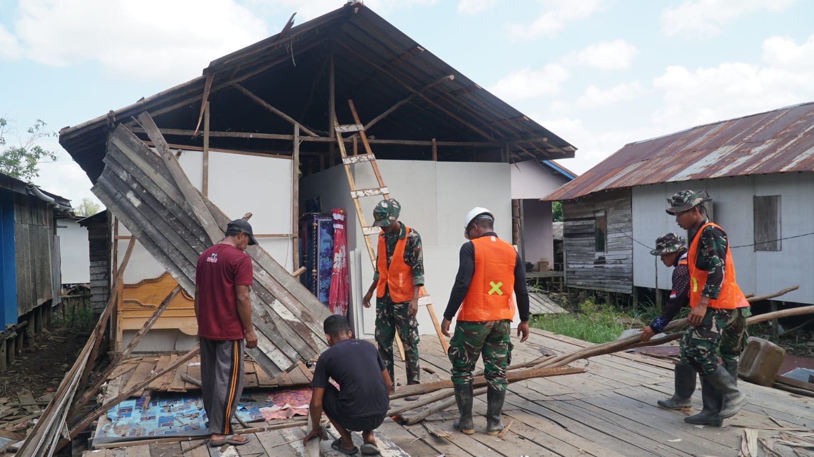 Peningkatan Jalan Desa Bandaraya oleh Satgas TMMD Ke-129 dan Warga