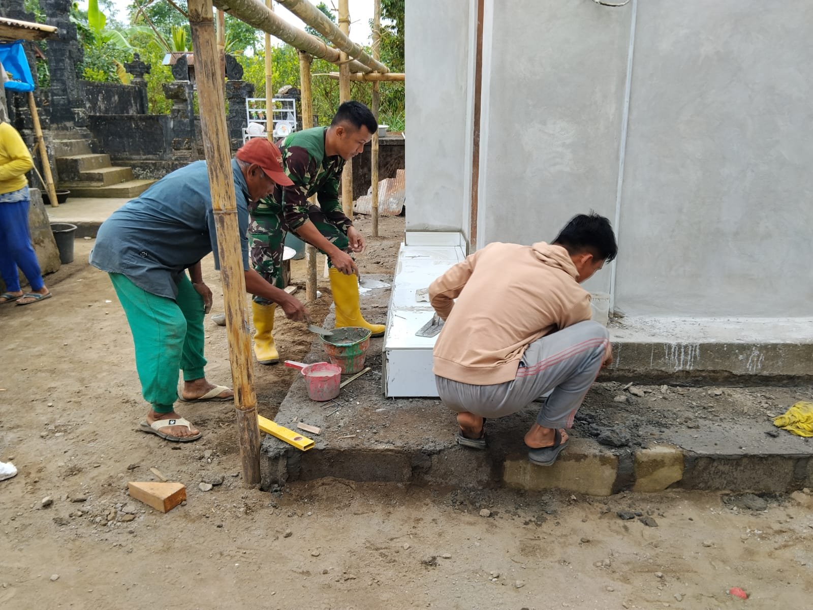 Pembangunan Berbasis Desa, TMMD Ke-129 Percepat Pemasangan Keramik RTLH