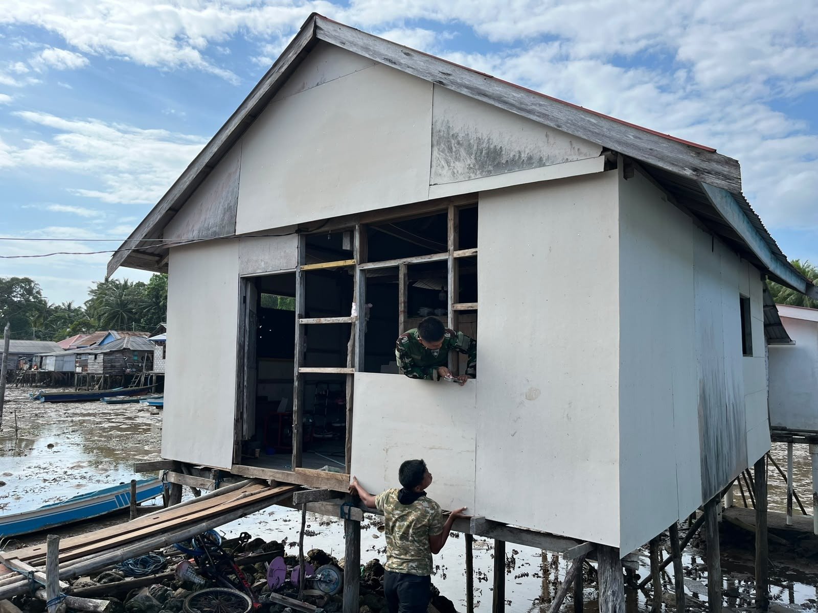 Pemasangan Kalsiboard Menandai Langkah Maju Renovasi RTLH Ibu Salawiah di Polewali