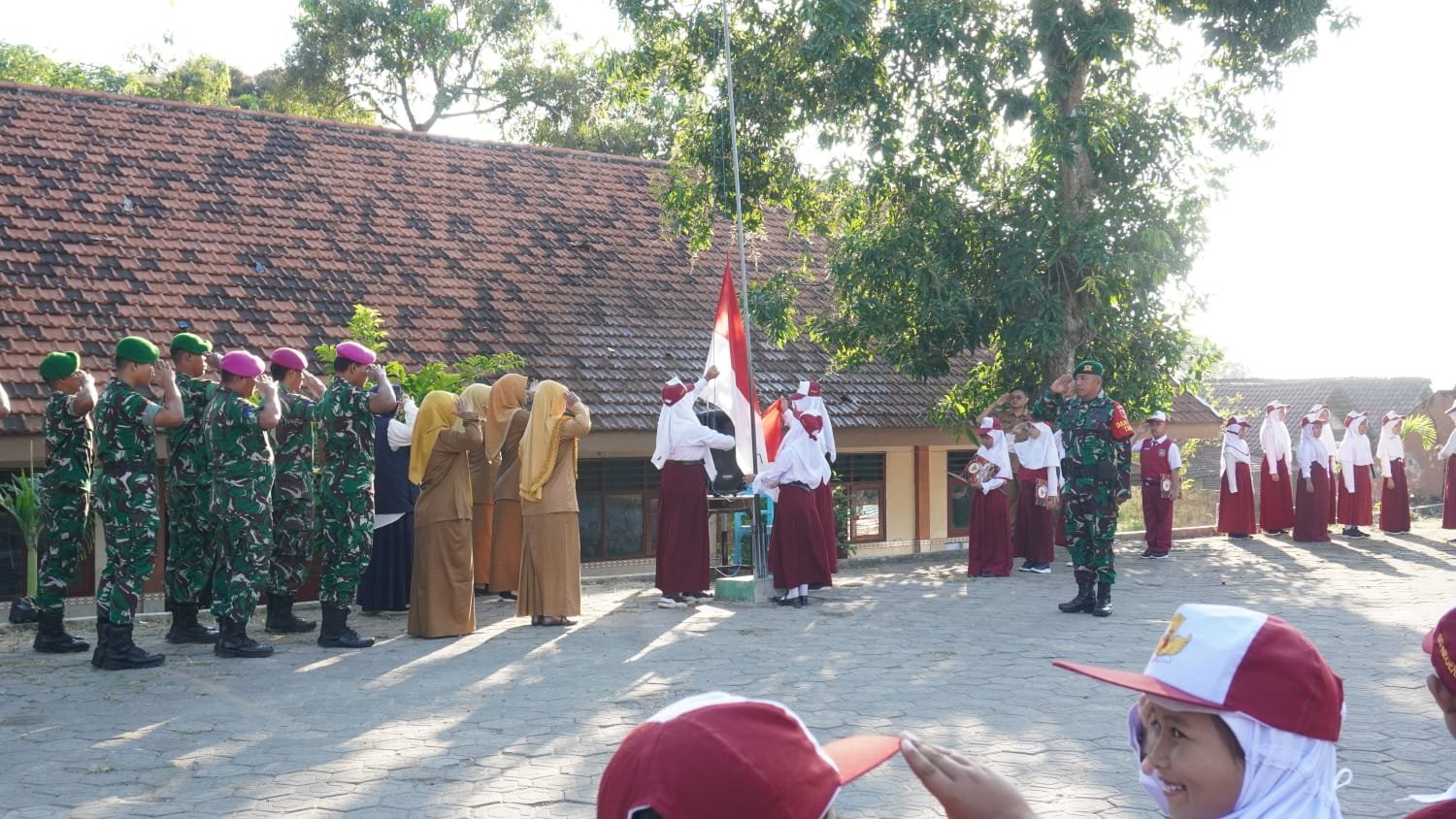 Mendorong Disiplin Sejak Usia Dini, Lettu Czi Jamil Inspirasi Siswa SDN 1 Tlemang Saat Upacara Bendera
