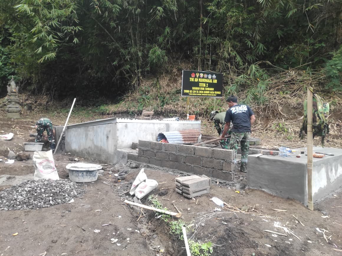 Pembangunan Tembok Bilik Pemandian Umum oleh Satgas TMMD Ke-129 di Banjar Pule