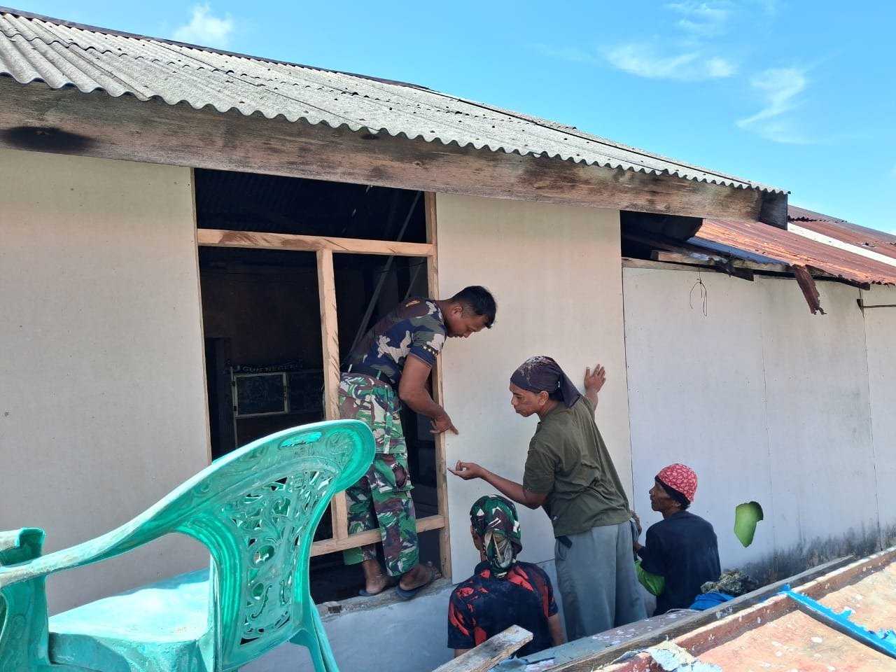 Pemasangan Dinding Kalsiboard Pertanda Kemajuan Renovasi RTLH Bapak Suhardin di Desa Umbele Lama