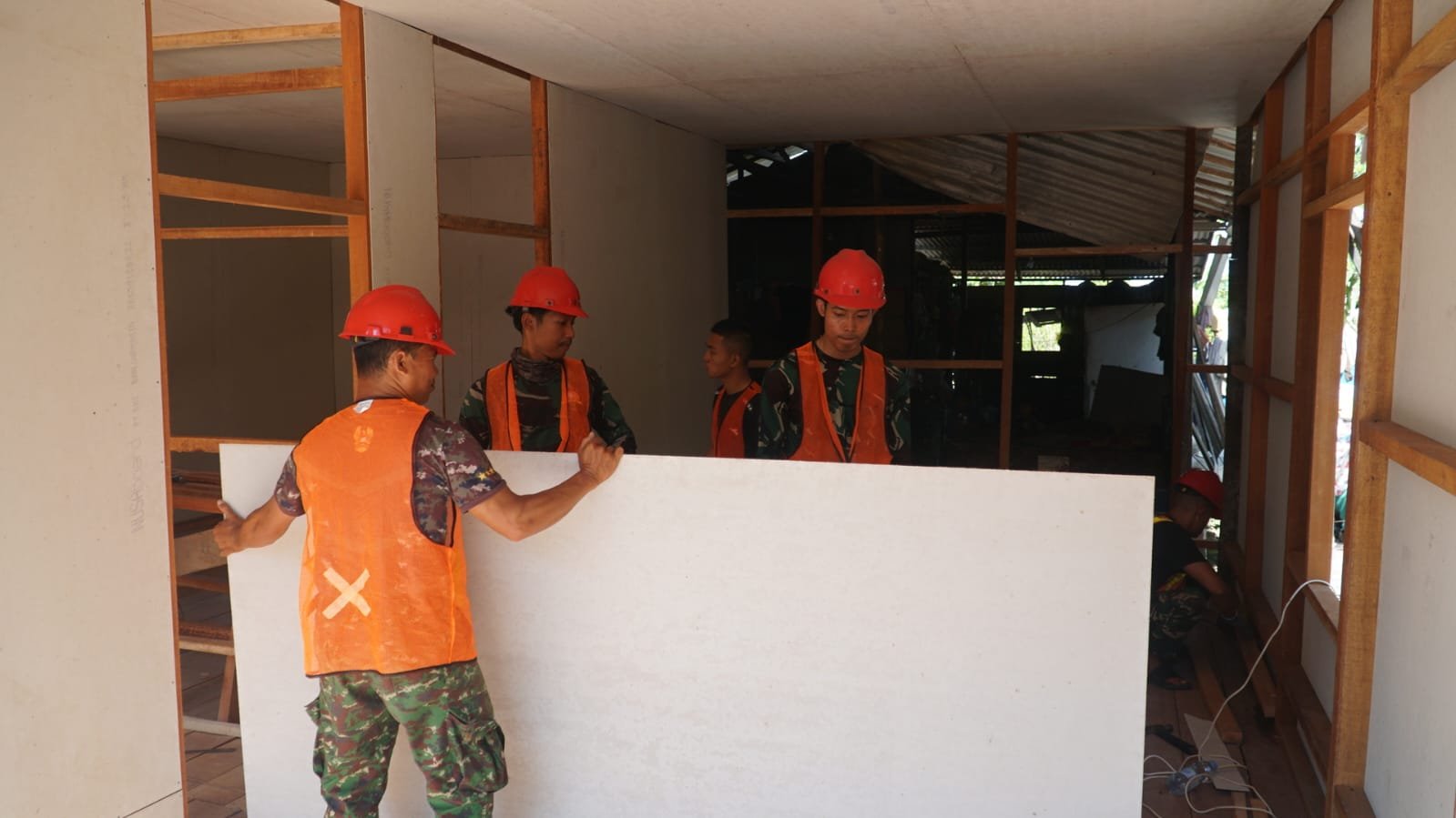 Pembangunan RTLH Bapak Walianto Terus Berlanjut Berkat Satgas TMMD Ke-129