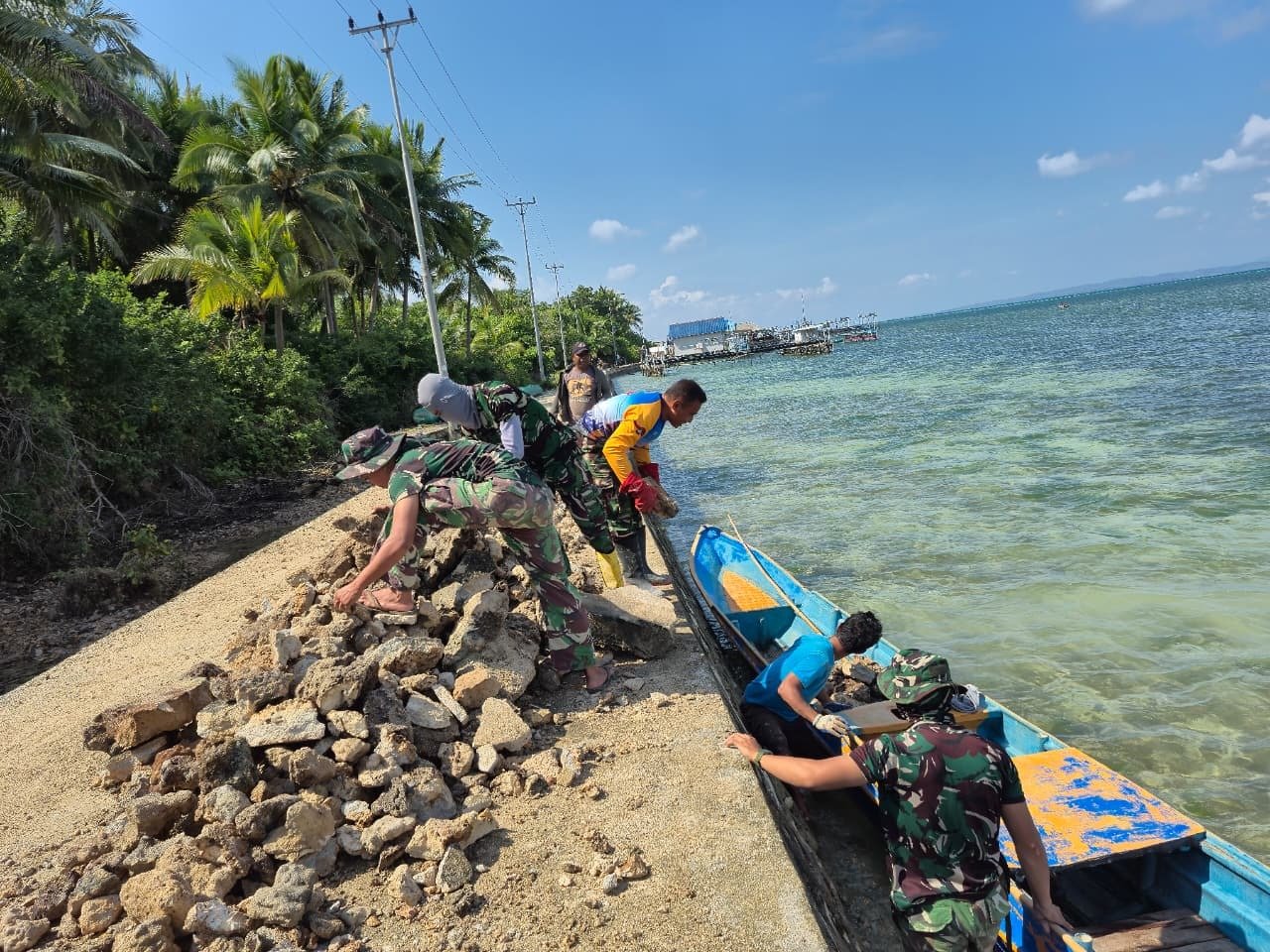 Keterlibatan Warga dalam Pembangunan Jalan di Desa Polewali