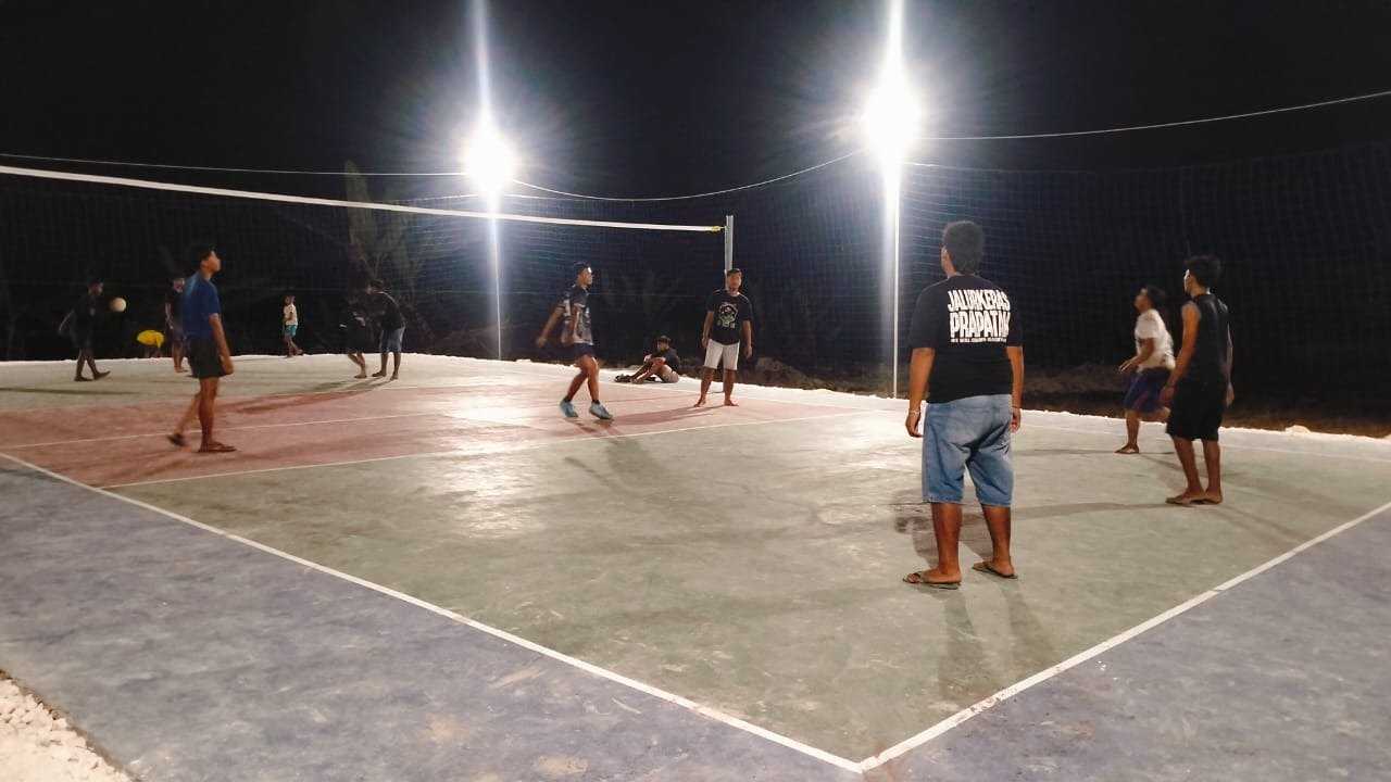 Semarak Malam di Desa Tlemang: Lapangan Voli Baru Buatan Satgas TMMD 129