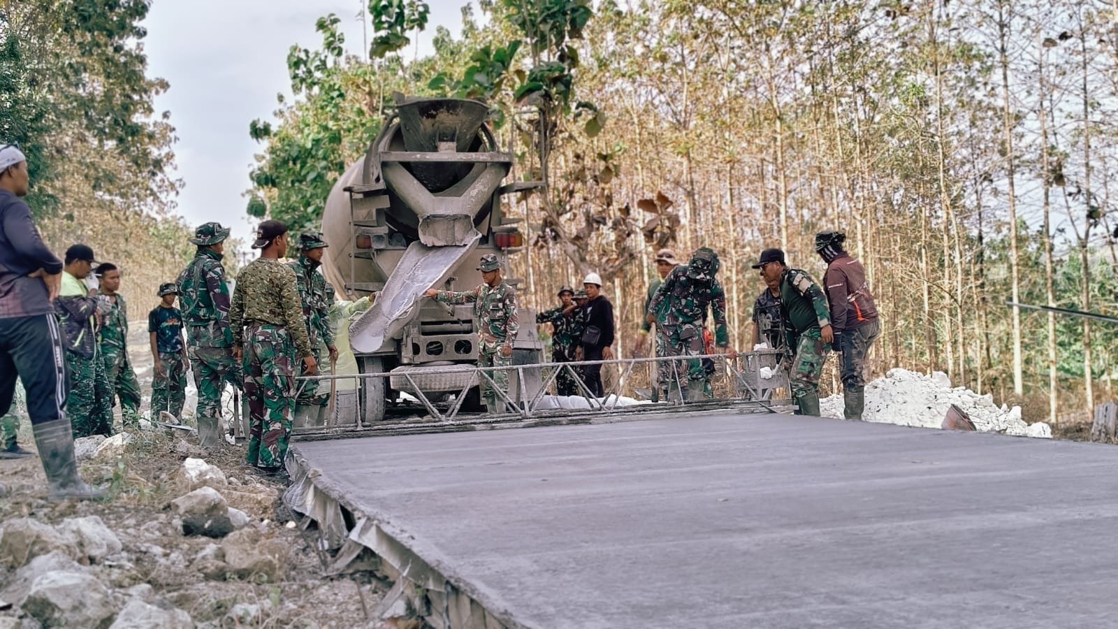 Semangat Juang Prajurit TNI Dalam Pembangunan Jalan di Desa Tlemang