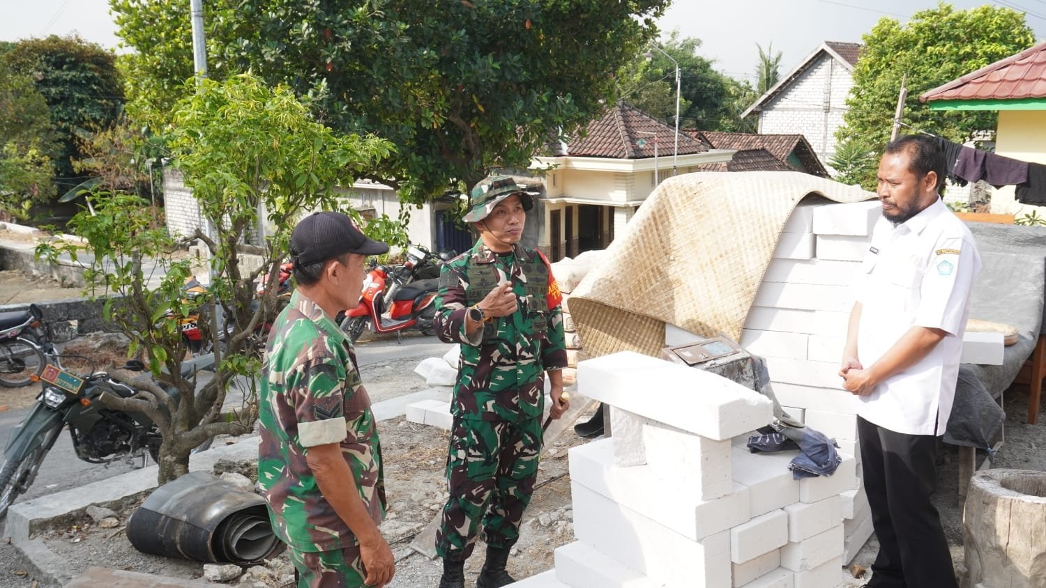 Sinergi Terintegrasi Antara Dansatgas, Kades, dan Babinsa Dorong Sukses TMMD 129 di Tlemang