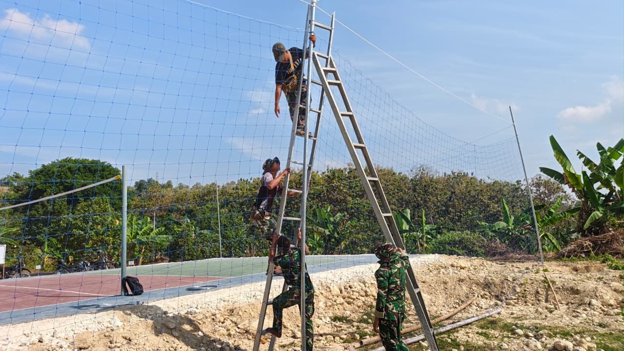 Pemasangan Lampu Sorot Sukses, Lapangan Voli Desa Tlemang Siap Digunakan Malam Hari