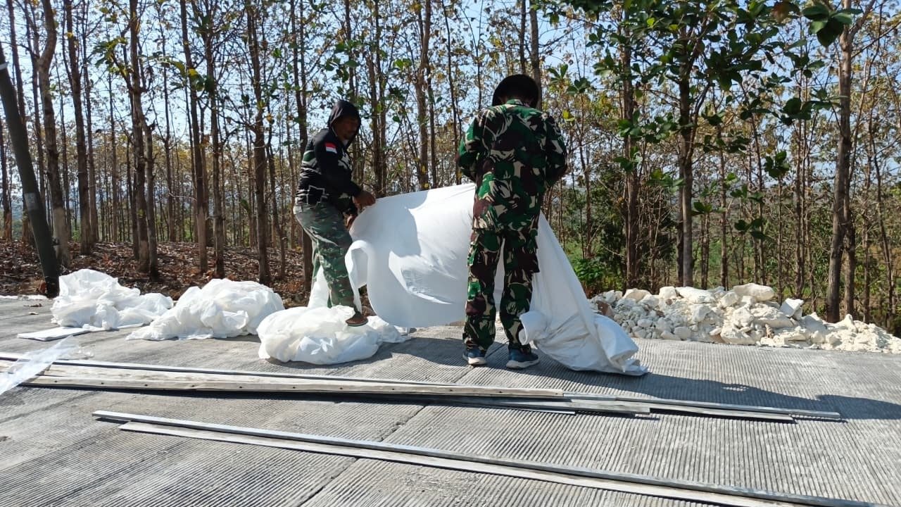 Pemasangan Plastik Cor Jalan Rabat Beton oleh Satgas TMMD 129 di Desa Tlemang
