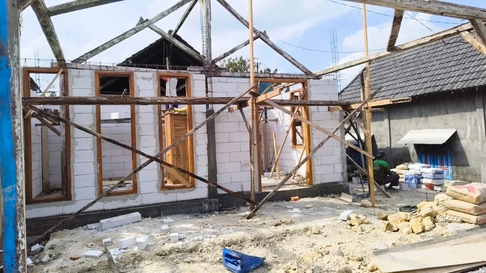 Kemajuan Membangun Hunian Layak, Satgas TMMD 129 Selesaikan Pemasangan Dinding RTLH dan Awali Rangka Atap