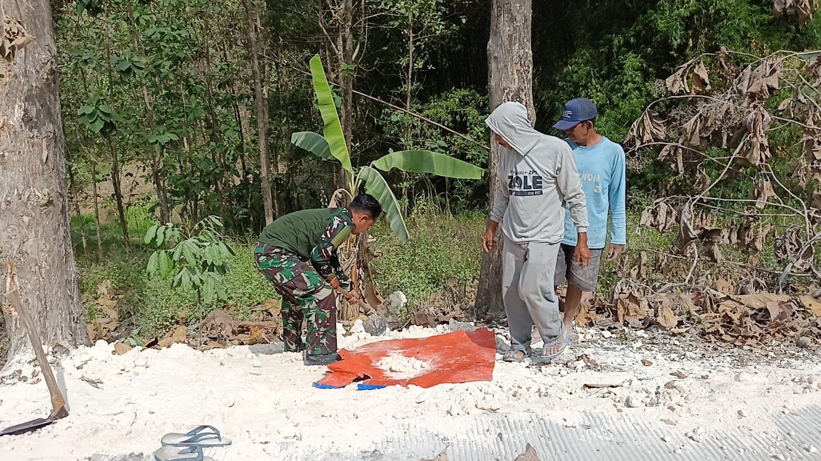 Kerja Sama Warga dan Satgas TMMD 129 dalam Pembangunan Bahu Jalan
