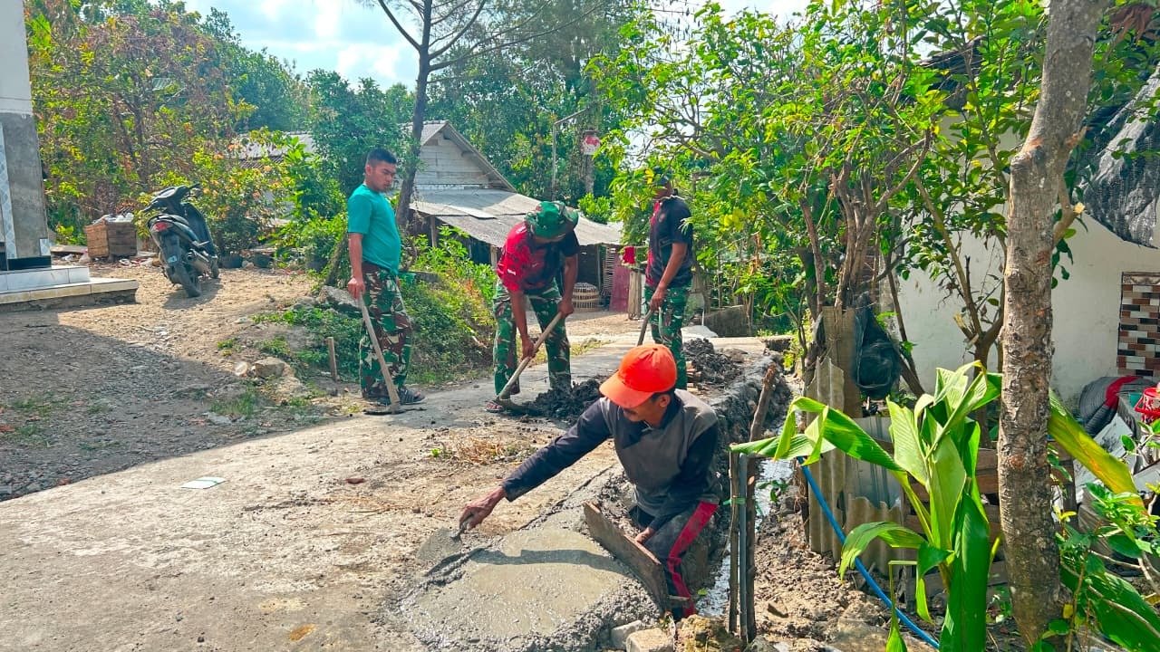 Kerja Sama Antara TNI dan Warga Demi Lingkungan Bersih