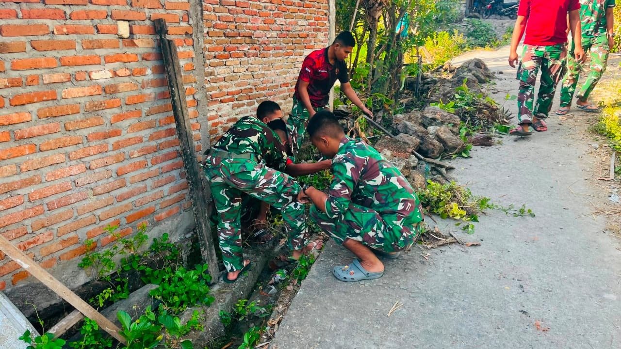 Perbaikan Saluran Drainase di Desa Tlemang oleh Satgas TMMD Ke-129