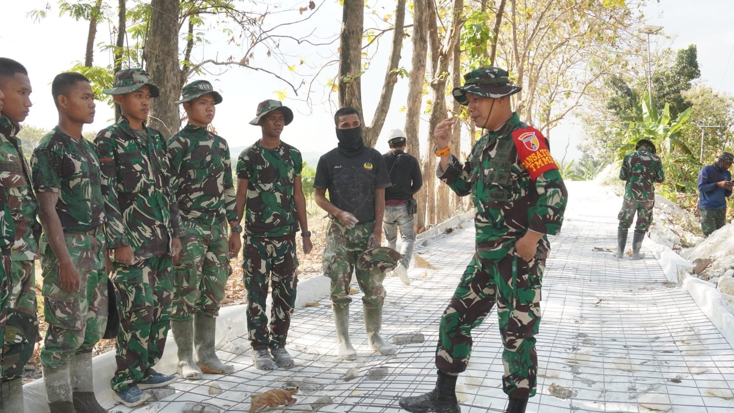 Demi Kualitas Terbaik, Dansatgas TMMD 129 Terjun Langsung untuk Pimpin Briefing Lapangan
