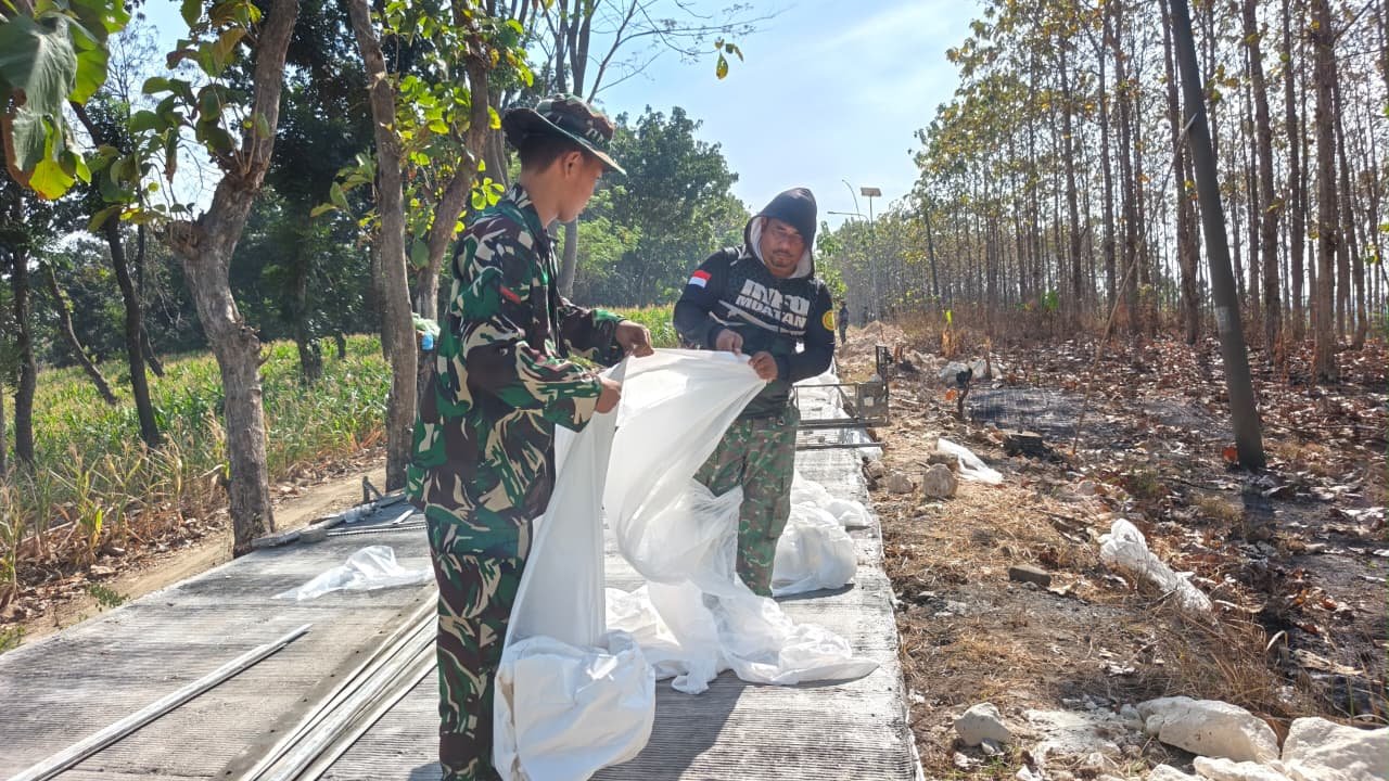 TMMD Ke-129: Implementasi Kualitas Konstruksi Melalui Pemasangan Plastik Alas