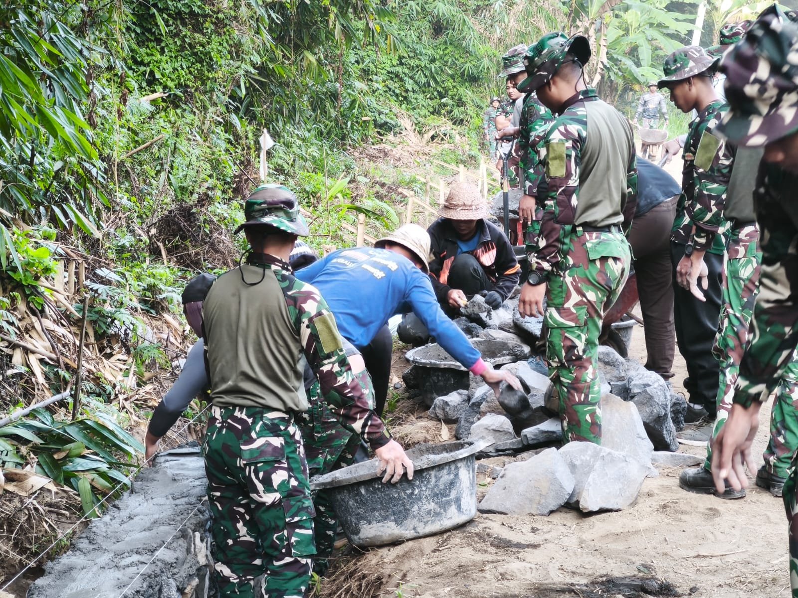 Kekuatan Kolaborasi Satgas TMMD dan Masyarakat dalam Membangun DPT di Sekardadi