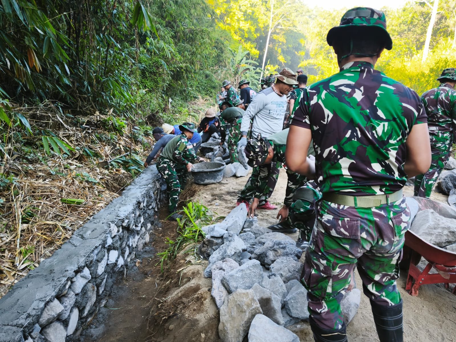 Pembangunan Dinding Penahan Tanah TMMD Ke-129 Perkuat Infrastruktur Desa Sekardadi