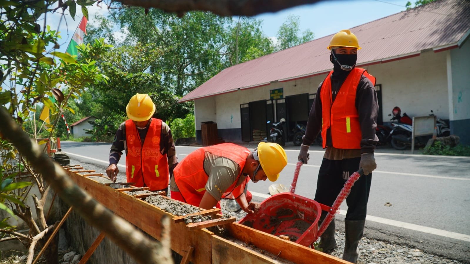 Kerjasama Satgas TMMD dan Warga Mempercepat Pembangunan Musholla di Kapuas