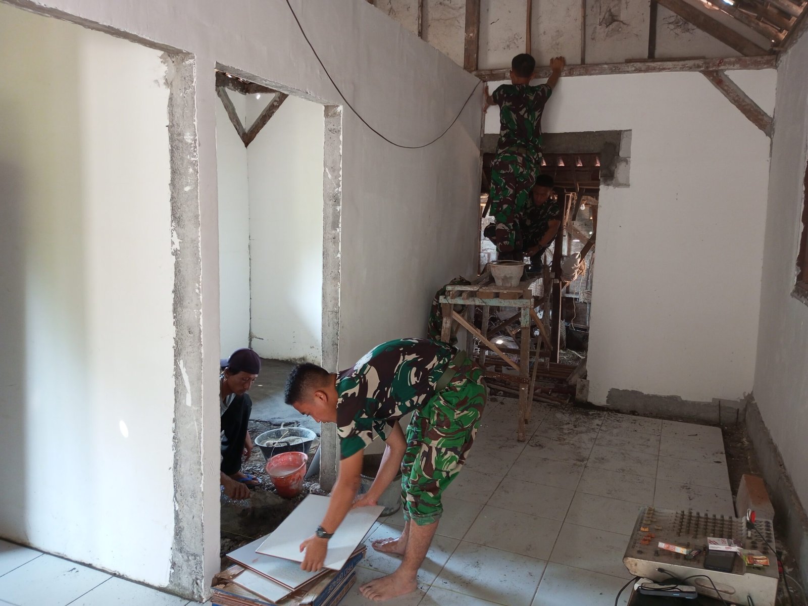Pemasangan Keramik RTLH Ibu Tini oleh Satgas TMMD Kodim 0813/Bojonegoro Semakin Mendekati Target