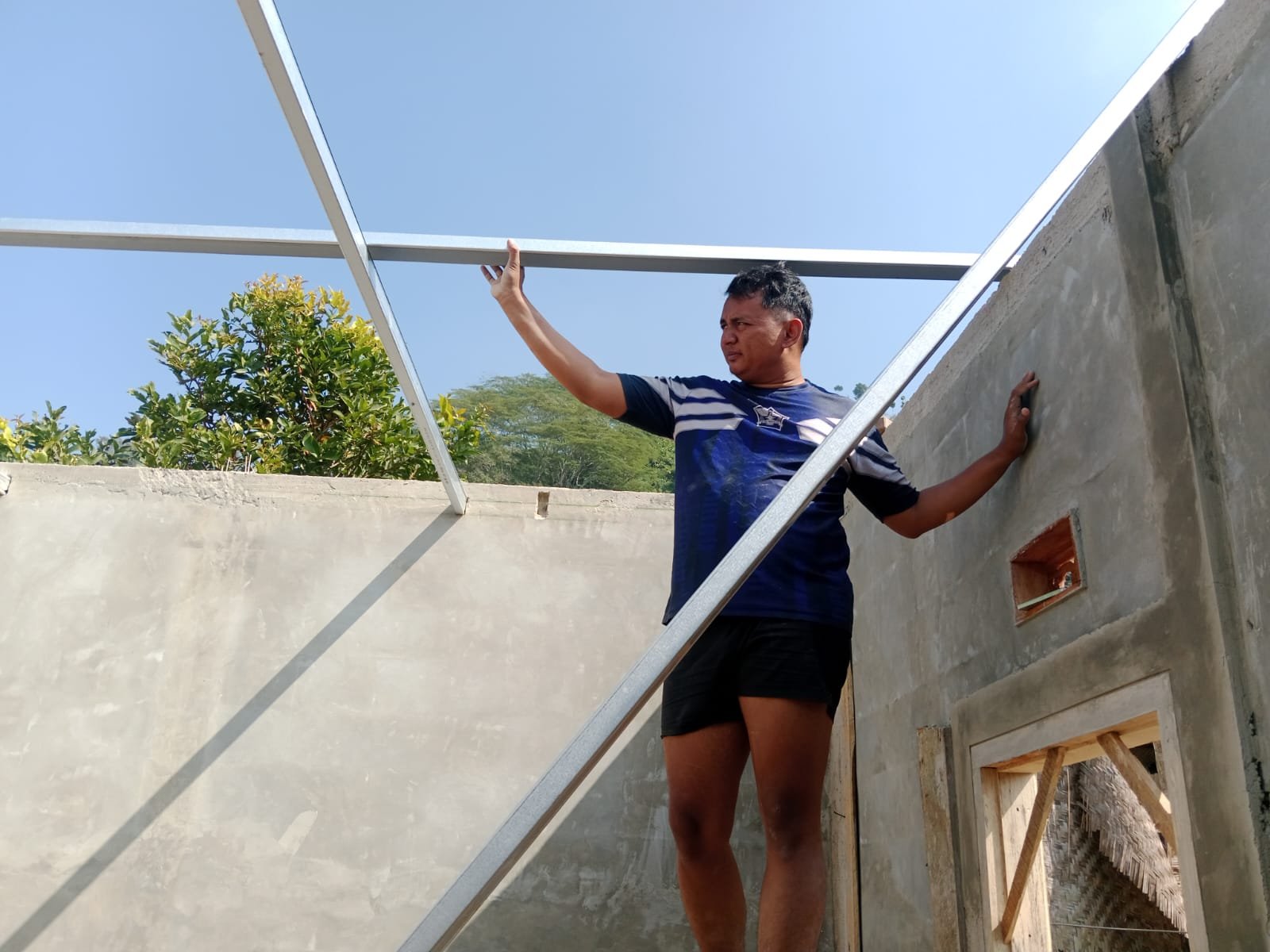 Transformasi Rumah Bapak Angga, Pemasangan Atap Baja oleh Tim TMMD Ke-129