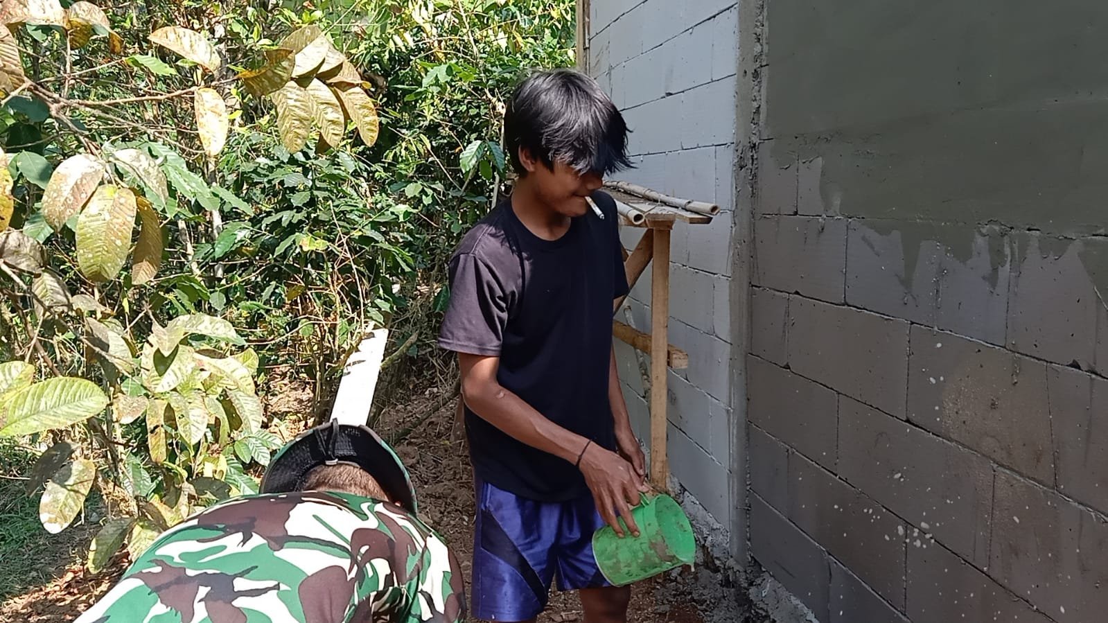 Pengerjaan Rumah Bapak Entis Sutisna Semakin Mendekati Selesai di TMMD Ke-129 Kodim 0608/Cianjur