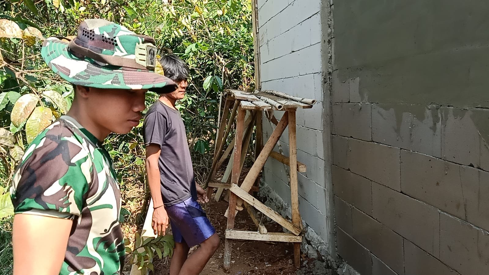 Sinergi Warga dan Yon TP 938/Pancasona Dalam Renovasi Rumah Bapak Entis Sutisna pada TMMD Ke-129