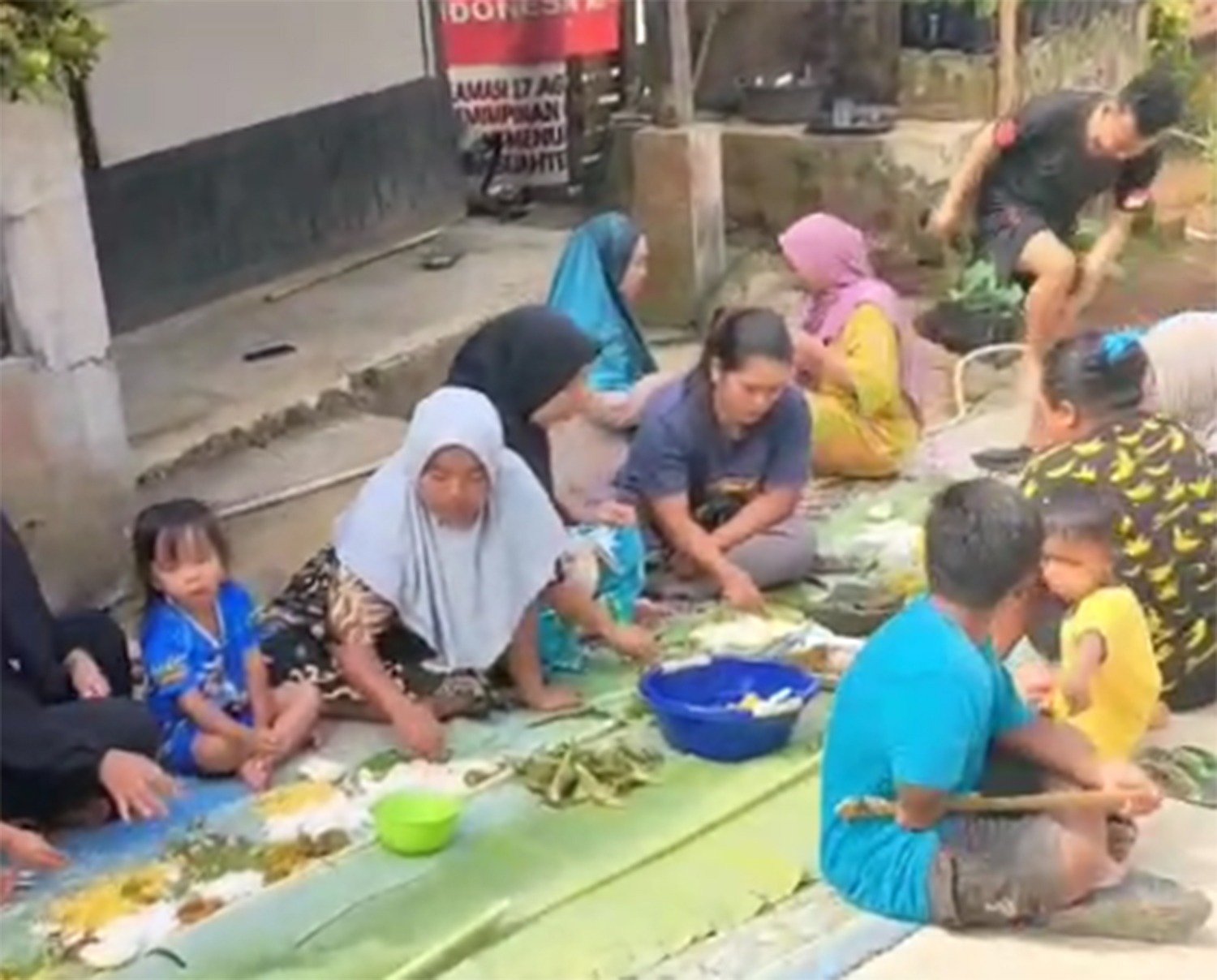 Perayaan Liwetan di Jalan Beton Baru Ungkap Sinergi TNI dan Masyarakat dalam TMMD Ke-129