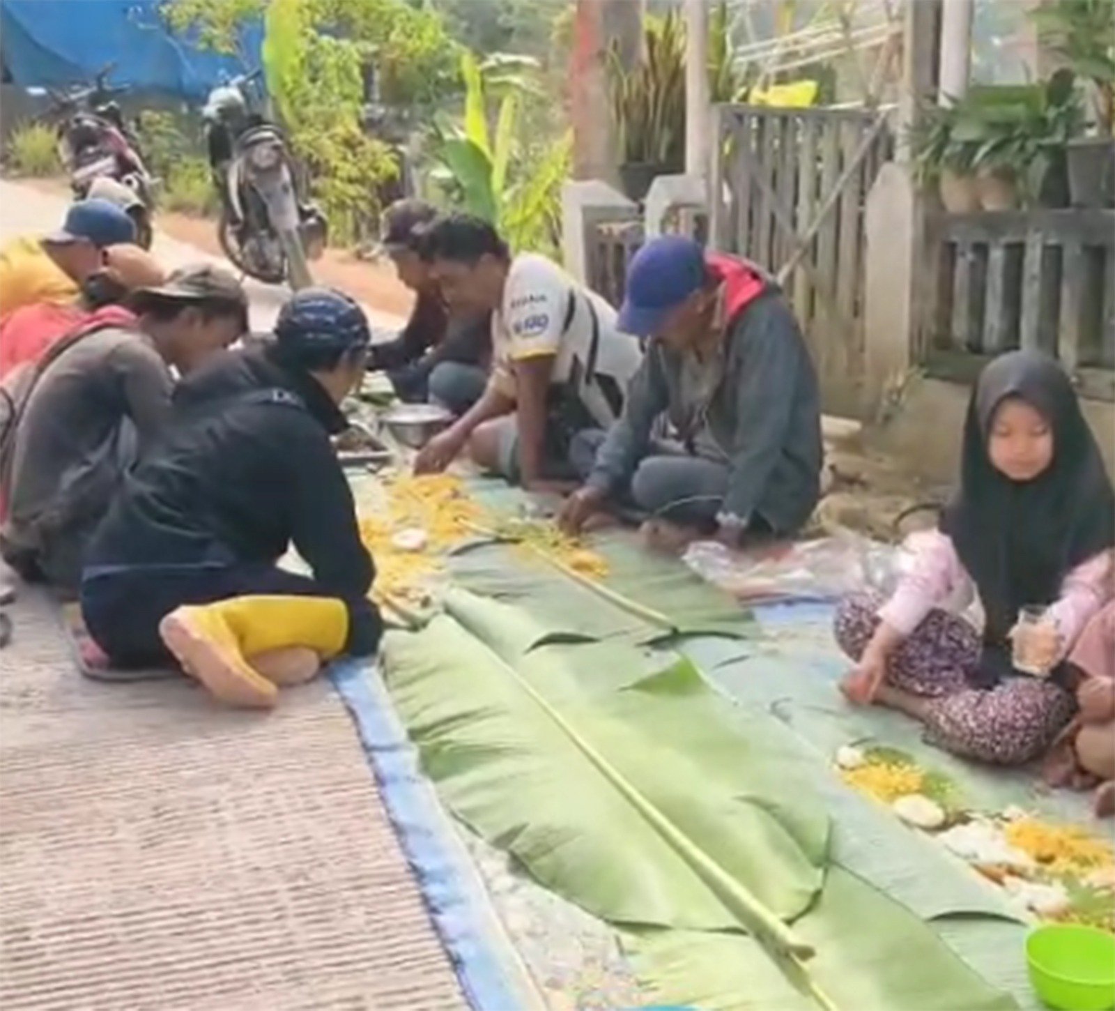 Kegiatan Liwetan Sebagai Tanda Syukur Warga Mekarmukti atas TMMD Ke-129