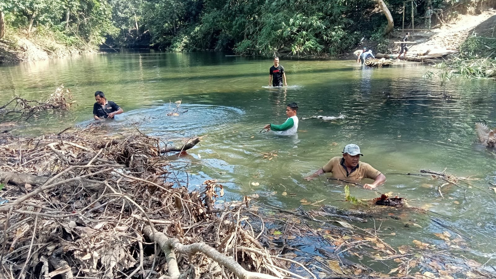 Pembersihan Lingkungan oleh Koptu Agus Nawang dan Satgas TMMD di Bone