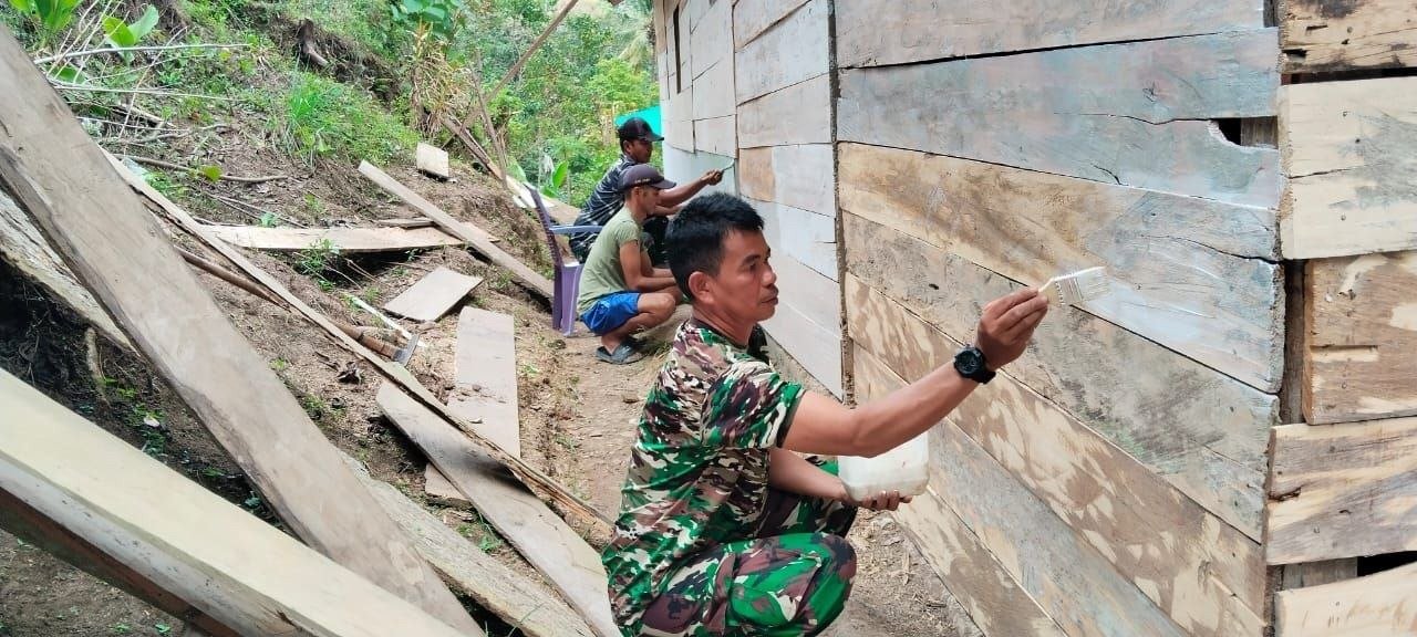 Sertu Edi dan Satgas TMMD Ke-129 Selesaikan Pengecatan RTLH