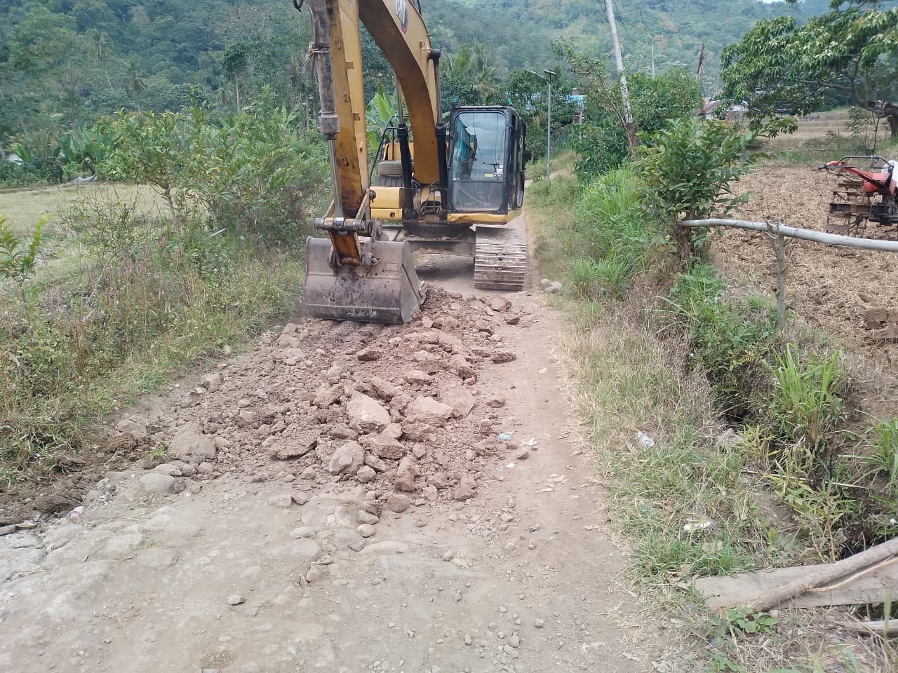 Serma Abidin Bersama Satgas TMMD Ke-129 Kodim 1407/Bone Laksanakan Pengecatan RTLH Milik Bapak Bella